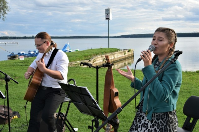 Zbąszyń. Koncert z Jeziorem w tle na pożegnanie lata. "Projekt Tu i Teraz" duet Agata Frąckowiak i Marek Buczkowski - 30.08.2022