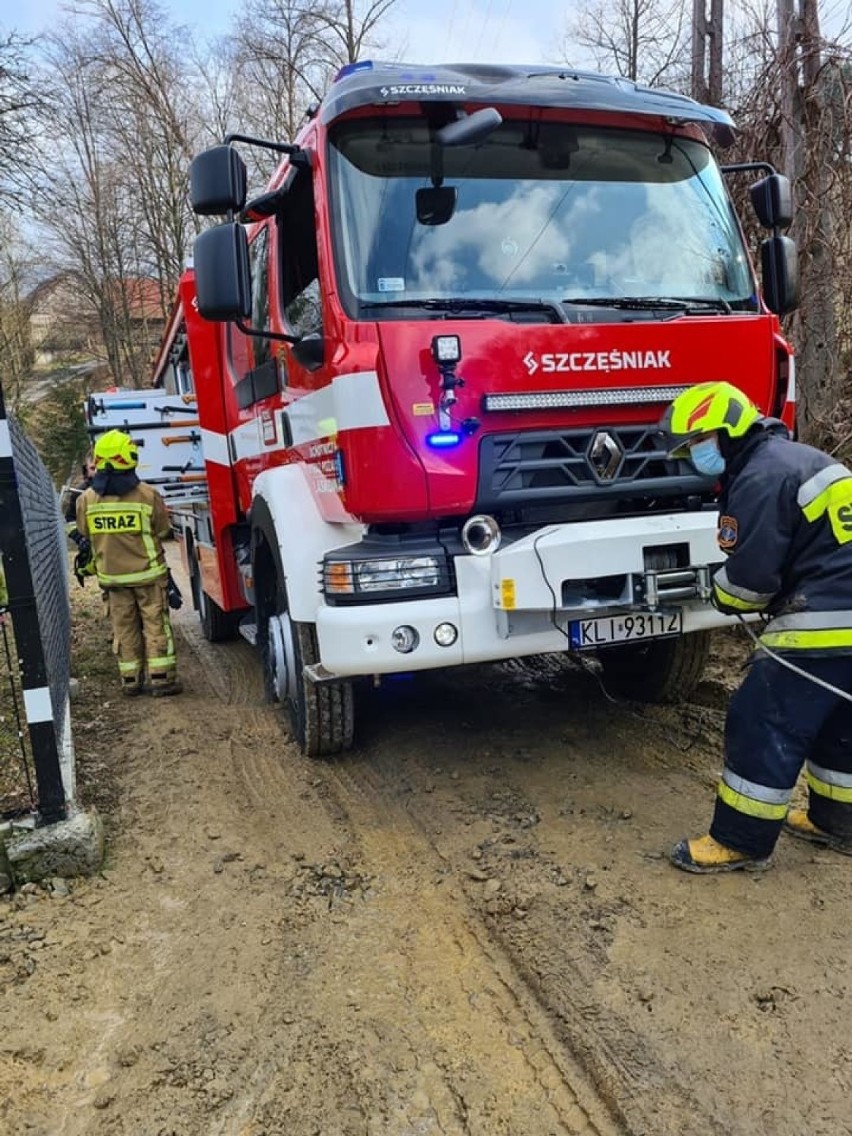 W Laskowej było groźnie. Zapalił się samochód stojacy tuż obok domu