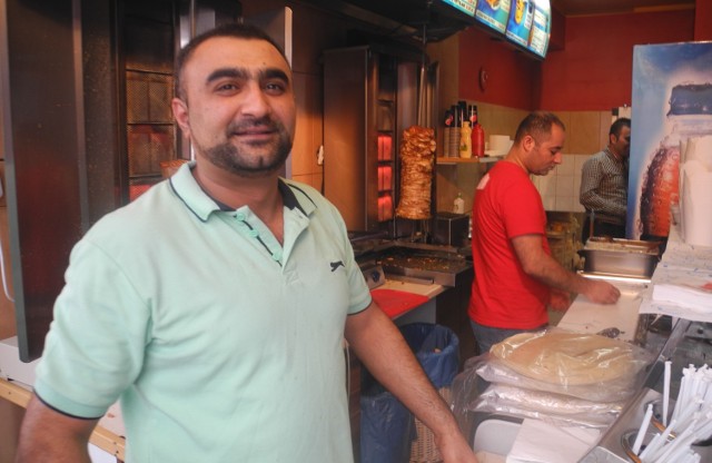 Mustafa Yogurtcu mieszka w Stargardzie od roku. Prowadzi biznes gastronomiczny w centrum. Na brak klientów nie narzeka. Mówi, że woli Stargard niż Szczecin.