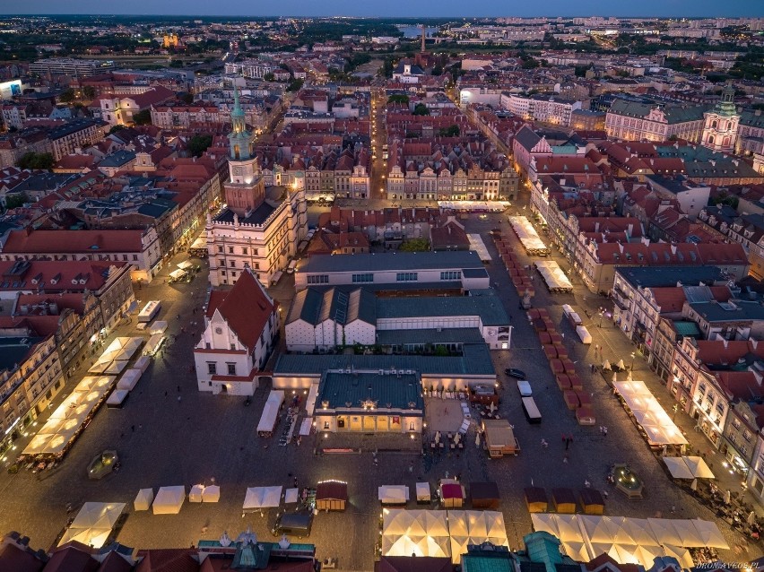 Stary Rynek po zachodzie słońca ma w sobie magię, a jeszcze...