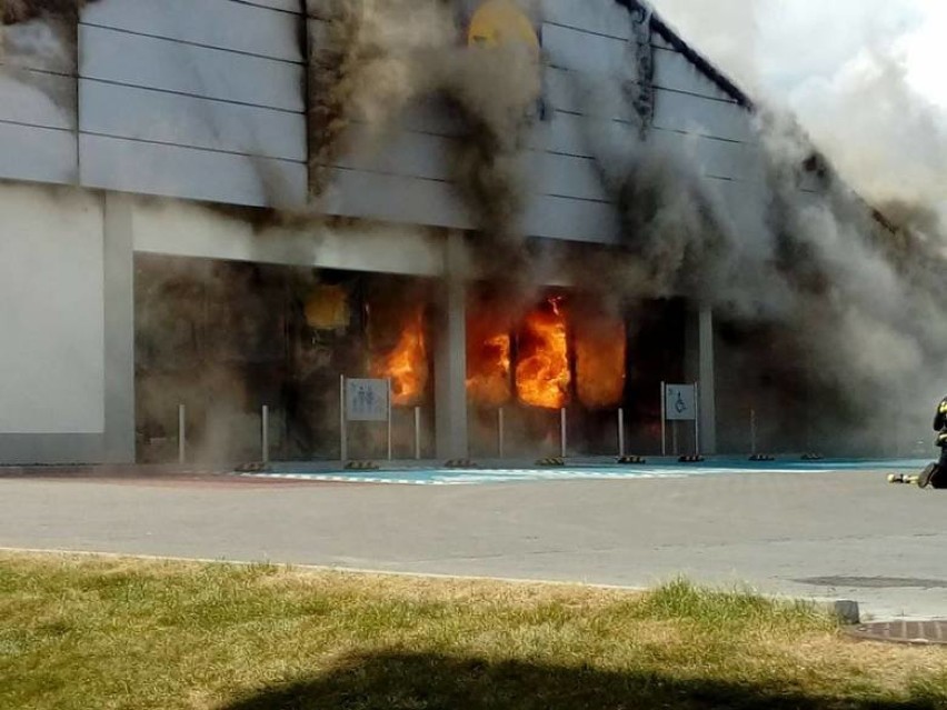 Wielki pożar w Radomsku. Spłonął market Lidl [ZDJĘCIA, FILMY]