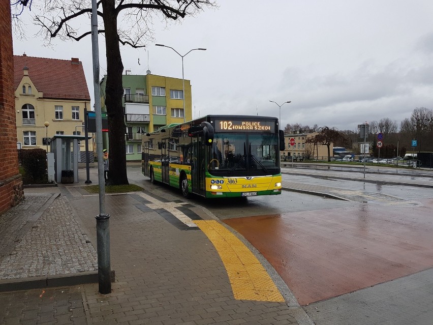 Police. Czas leci, a tablica informacji pasażerskiej nie działa 