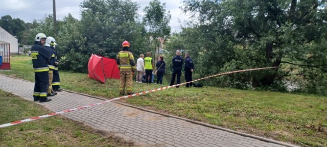 Decyzją prokuratora ciało mężczyzny zostało zabezpieczone celem przeprowadzenia sekcji zwłok, która pozwoli precyzyjnie ustalić przyczynę jego śmierci.


Zobacz kolejne zdjęcia. Przesuwaj zdjęcia w prawo - naciśnij strzałkę lub przycisk NASTĘPNE