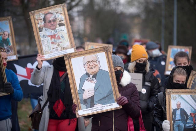 Tego nikt się nie spodziewał! Ojciec Tadeusz Rydzyk trafi przed sąd. Redemptoryście z Torunia grozi nawet 10 lat więzienia. Powód? Ojciec Tadeusz Rydzyk nie udostępnił pełnych informacji na temat finansowania Fundacji Lux Veritatis, której jest prezesem. Nie wiadomo zatem do końca, skąd Fundacja miała pieniądze i na co ja przeznaczała. Sprawą zajmie się więc sąd. 

SZCZEGÓŁY NA KOLEJNCYH STRONACH >>>

Zobacz zdjęcia: Tak mieszka o. Tadeusz Rydzyk w Toruniu