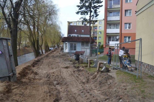 Lębork. Trwają prace przy bulwarach nad rzeką Łebą