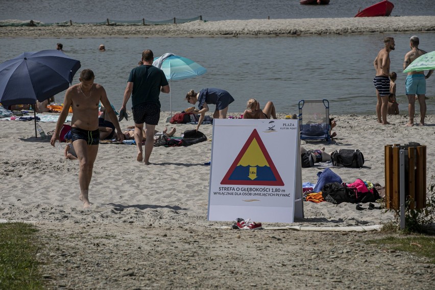 Nieznanowice. Plaża pod Krakowem jak nad Bałtykiem. Słoneczna pogoda przyciąga miłośników wypoczynku nad wodą [ZDJĘCIA]