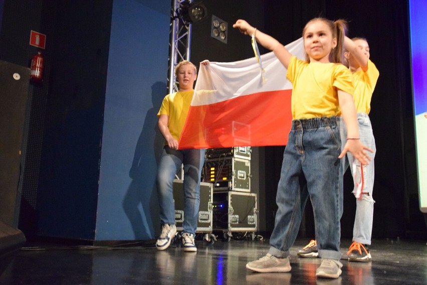 Flagi Polski, Ukrainy i Unii Europejskiej na scenie
