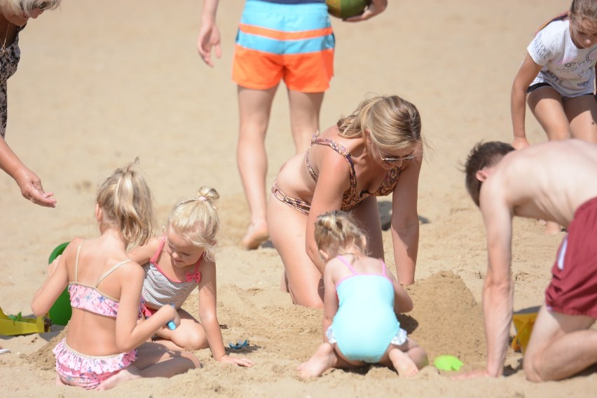 Na plaży nad Jeziorem Rudnickim w Grudziądzu budowali zamki z piasku [wideo, zdjęcia]