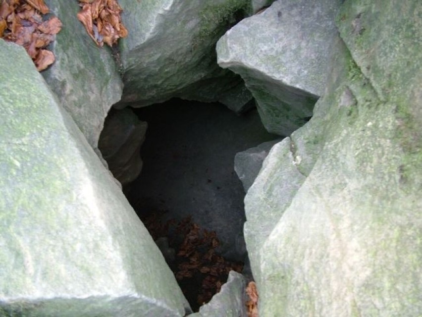 Jaskinia "Zbójecka" na Łopieniu (961 m n.p.m). To...