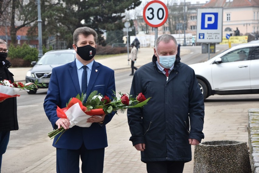 Malbork. Narodowy Dzień Pamięci Żołnierzy Wyklętych 2021. Złożyli kwiaty pod pamiątkowymi kamieniami