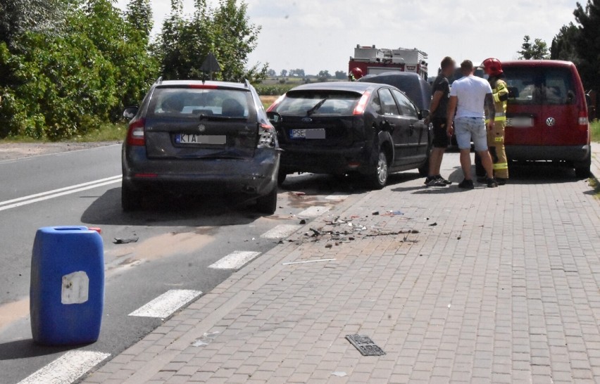 Kolizja w Borgowie na DW 434. Dwa zdarzenia za jednym razem. Kierowcy wrócą do domu z mandatami i punktami karnymi