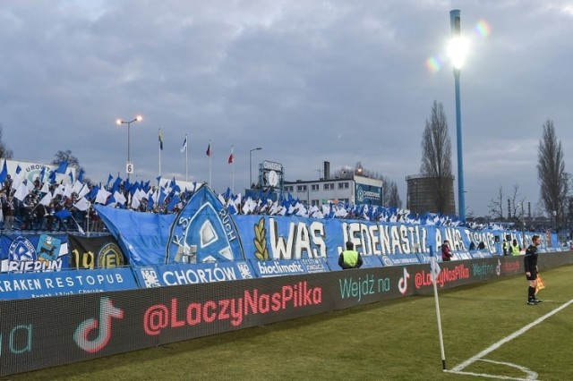 Kibice Ruchu Chorzów licznie stawili się na meczu z Lechem II Poznań. Jak było na innych stadionach?

Zobacz kolejne zdjęcia. Przesuwaj zdjęcia w prawo - naciśnij strzałkę lub przycisk NASTĘPNE