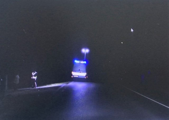 Śmiertelne potrącenia 32-latka w Porębie Wielkiej. Policja poszukuje kierowcy, który uciekł z miejsca wypadku