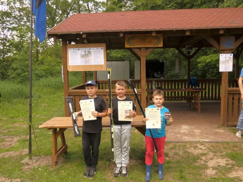 Zawody wędkarskie dla dzieci na jeziorze Siekiera w Szamocinie 