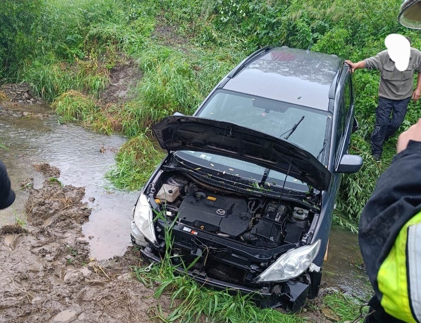 Wypadek w Królowej Górnej. Kierowca na mokrej drodze stracił panowanie nad autem. Jazdę zakończył w rzece