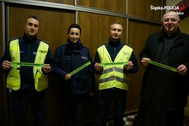 Policjanci rozdawali odblaski dzieciom