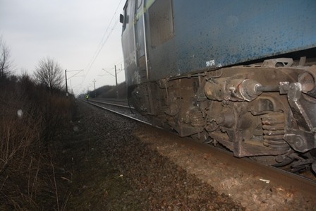Do wypadku doszło wczoraj (11.04.13) około godziny 16.30 na niestrzeżonym przejeździe kolejowym w Ośnie, w powiecie aleksandrowskim. 

Jak wynika ze wstępnych ustaleń policjantów, kierujący citroenem nie zastosował się do znaku STOP i wjechał na przejazd wprost przed nadjeżdżającą lokomotywę. 

Zobacz też: Wypadek na przejeździe kolejowym w Czerniewicach [ZDJĘCIA]

Wypadek na niestrzeżonym przejeździe kolejowym w Ośnie