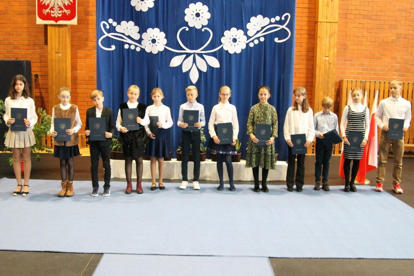 Najlepsi uczniowie z gminy Zduny zostali nagrodzeni w Dniu Edukacji Narodowej [ZDJĘCIA]