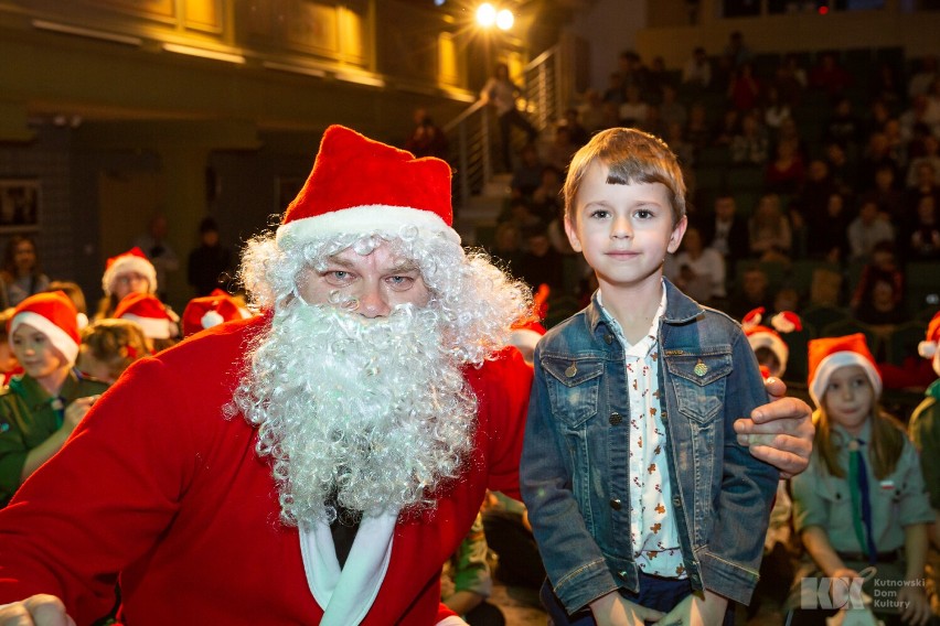 W wydarzeniu wzięły udział młodzi artyści w wieku od 3 do 9 lat, którzy przygotowali wiersze, piosenki lub krótkie scenki teatralne