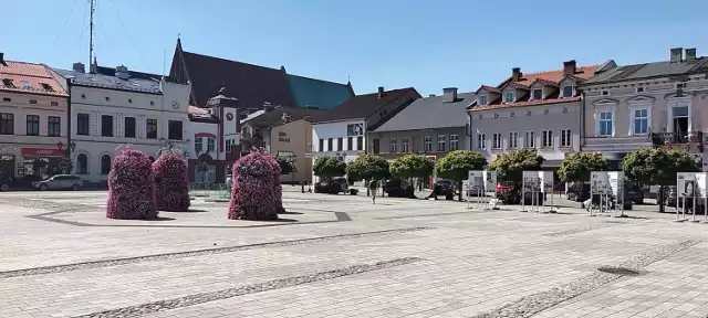 Na Rynku Głównym w Oświęcimiu w upalne dni trudno znaleźć miejsce do ochłody