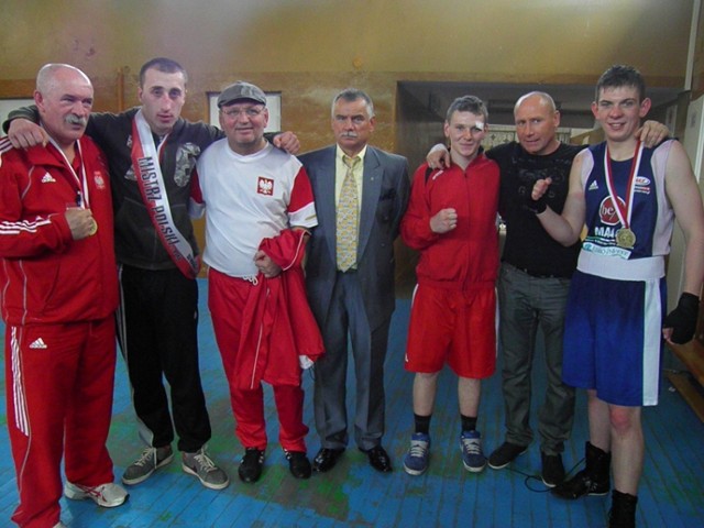 Miłosz Wodecki (drugi z lewej) wywalczył w Nowej Dębie złoty krążek.