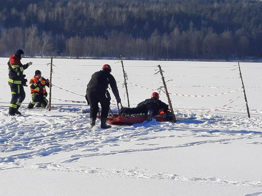 Strażacy przygotowują się do akcji ratunkowych na lodzie [ZDJĘCIA]