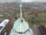 Widowiskowe prace na wysokości na złotowskiej wieży ciśnień. Widoki z góry zapierały dech w piersiach