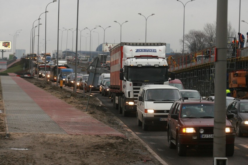 Zostaną wprowadzone zmiany w komunikacji. Na trasy objazdowe...