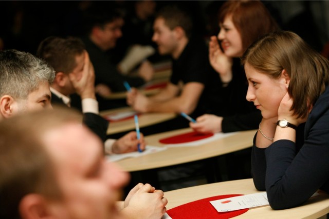 W sobotę, 13 lutego, odbędzie się Dziewczyński Speed Dating Walentynkowy. Na imprezę zaprasza klub Nova Maska przy ul. Krakowskie Przedmieście 4/6. Speed dating skierowany jest do każdej dziewczyny w wieku powyżej 20 lat. Górnej granicy brak! Organizatorzy tak zachęcają do udziału na facebookowym wydarzeniu: "Tym razem nie musisz czekać trzech dni, aby zaprosić Ją na kawę, ani wymieniać setki niezobowiązujących, aczkolwiek angażujących sms-ów. Tym razem od razu możesz zaprosić ją do tańca lub pobawić się z randkową ekipą przy tłustych bitach na niezapomnianej imprezie organizowanej przez Twin Heart!
Wszystko to w jednym miejscu, aby było Ci wygodniej. W cenę randkowgo biletu jest wliczony wjazd na imprezę Twin Heart."

Początek o godz. 19:00.

Więcej info znajdziecie TUTAJ. Tam też szukajcie informacji o biletach.

Zobacz też: Walentynki 2016, Warszawa. Zaplanuj romantyczny dzień [PRZEGLĄD WYDARZEŃ]