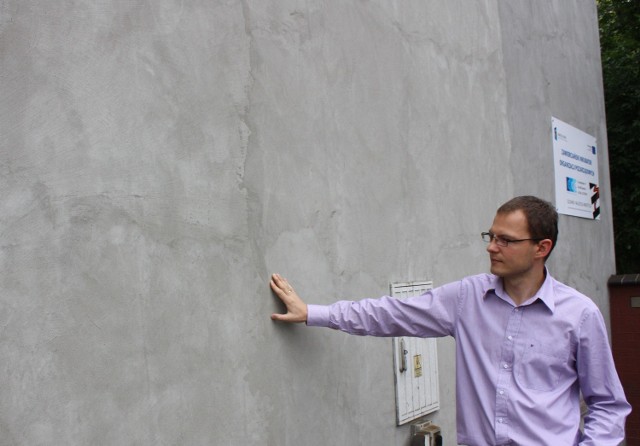 Wiceprezes CIL, Paweł Abucki pokazuje, w którym miejscu ma powstać graffiti.
