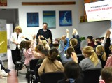 Spotkanie uczniów trzeciej klasy z Grzegorzem Kasdepke w ramach XXX Pomorskiej Wiosny Literackiej w Bibliotece Pedagogicznej