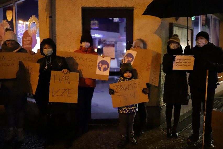 Mieszkańcy Jasła i regionu wyszli na ulicę w obronie wolnych mediów [ZDJĘCIA]