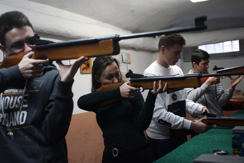 Uczniowie strzelają w Legnicy