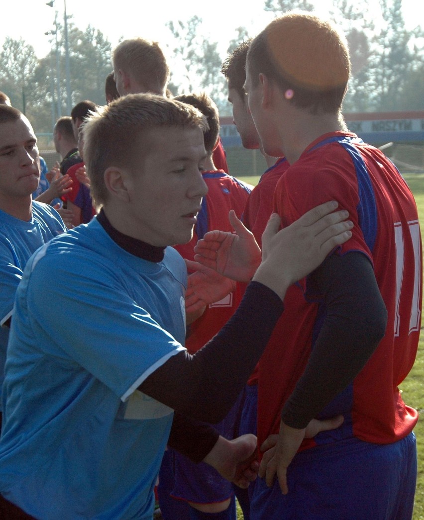 Słupsk: Radość kibiców na stadionie przy Zielonej. Po pięciu porażkach wreszcie zwycięstwo