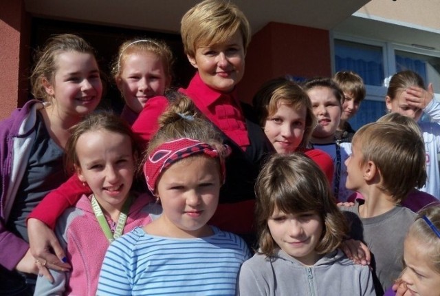 Marzena Kędra ze swoimi uczniami ze szkoły w Moszczance. Zdjęcie archiwalne