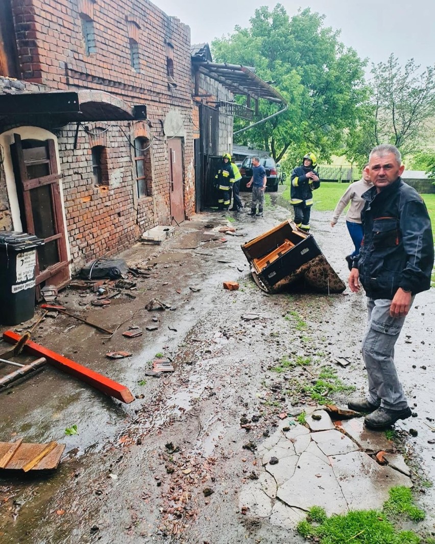 Burze na Opolszczyźnie. Wichura zrywała dachy i powalała...