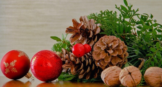 W tym roku orzechy włoskie obrodziły, dlatego warto wykorzystać je do zrobienia pięknych dekoracji na Boże Narodzenie. Dzięki właściwemu doborowi dodatków każda z ozdób będzie wyjątkowa.