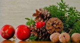Modne ozdoby na Święta za grosze. Piękne dekoracje świąteczne z orzechów włoskich. Zobacz, jak zrobić bożonarodzeniowe ozdoby DIY