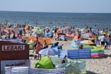 Dwa oblicza wypoczynku na plażach w Łebie [ZDJĘCIA]