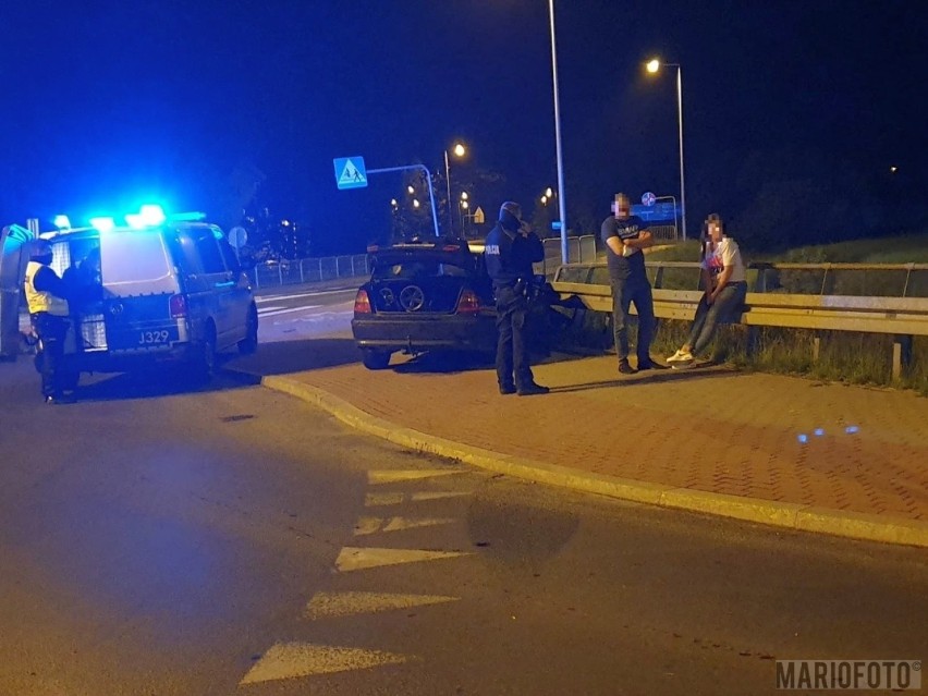Wypadek na Byczyńskiej w Kluczborku. Kierowca BMW wylądował na barierkach przy rondzie