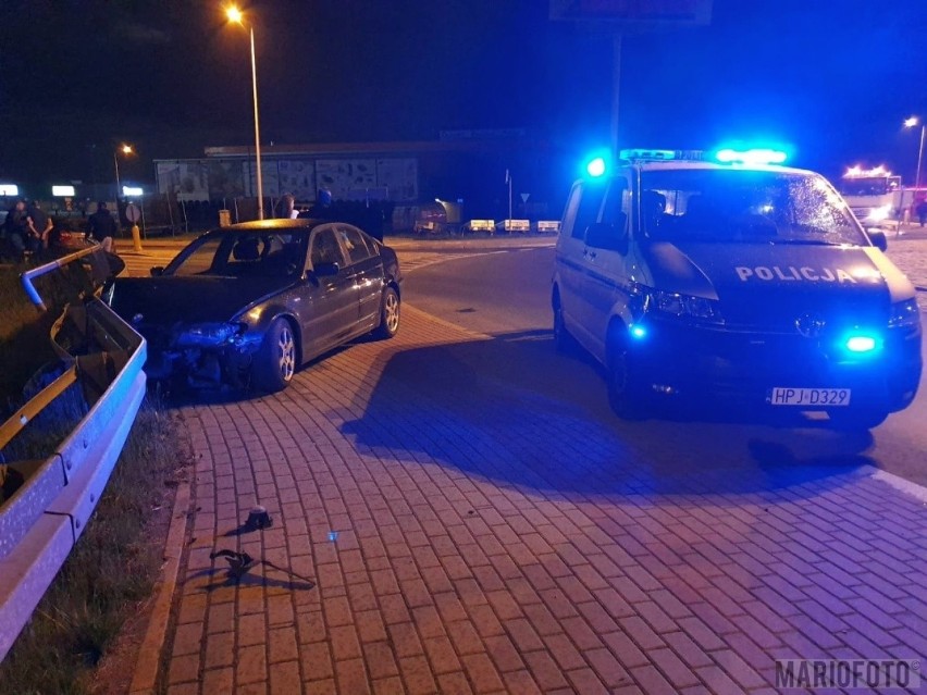 Wypadek na Byczyńskiej w Kluczborku. Kierowca BMW wylądował na barierkach przy rondzie