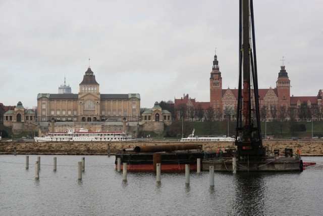 Rozpoczęło się wznoszenie mostu, którym będzie można przejść na ...