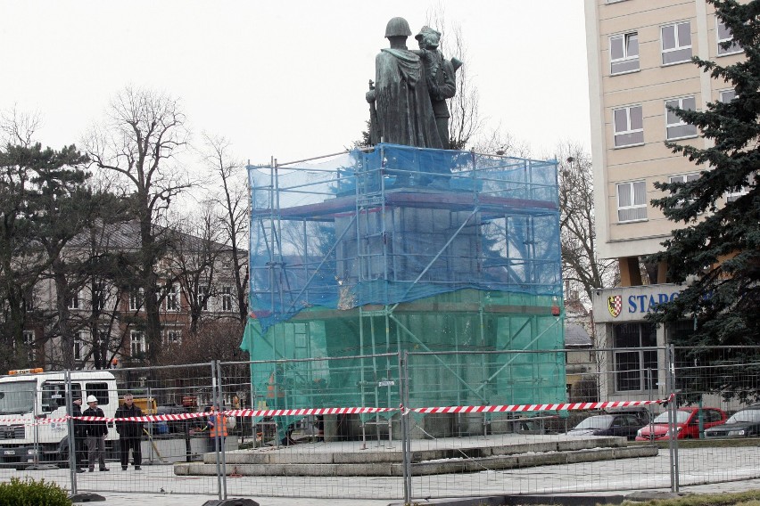 Rozpoczął się demontaż  pomnika Braterstwa Broni w Legnicy [ZDJĘCIA] 