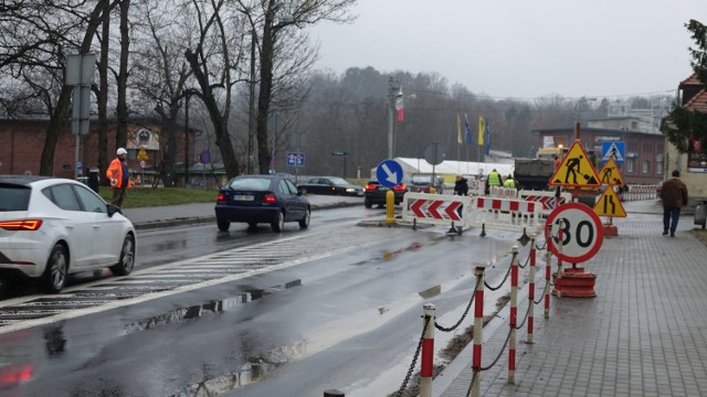 Na ul. Mieczysława I w Nysie zapadała się jezdnia! Naprawa potrwa kilka dni.