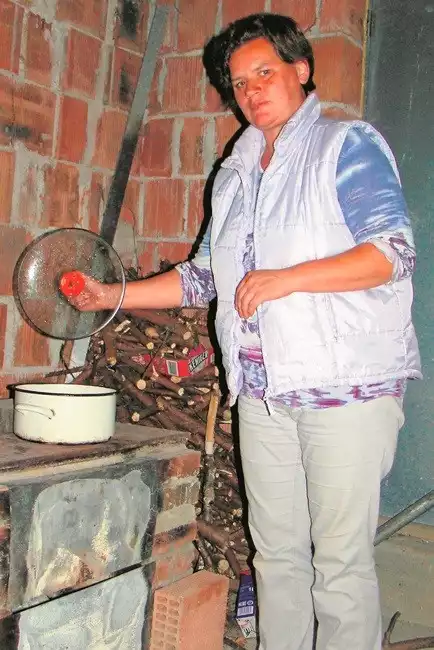 Anna Pogwizd gotuje obiady na prowizorycznym palenisku. Marzy, by przed zimą udało się tam wstawić prawdziwy piec