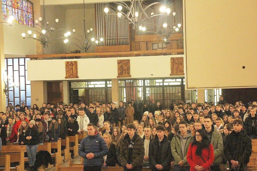 Tłumy młodzieży na rekolekcjach wielkopostnych w Starachowicach. Zobacz zdjęcia