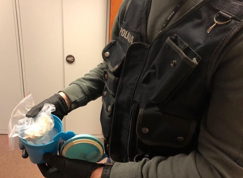 Słupszczanin ukrywał amfetaminę w plastikowym kubeczku [ZDJĘCIA]