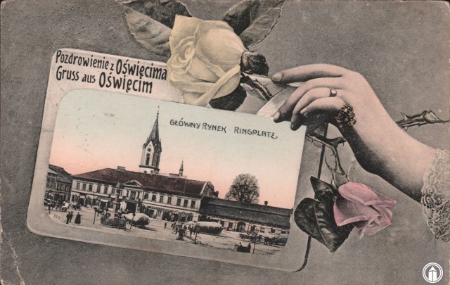 Kartka pocztowa jeszcze z okresu zaboru austriackiego przedstawiająca w artystycznej formie Rynek Główny w Oświęcimiu. Pochodzi z 1907 roku. Wykonana została popularną wówczas techniką kolażu.