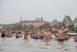 Morsowanie w Warszawie 2023. Mieszkańcy stolicy kąpią się w zimnej Wiśle
