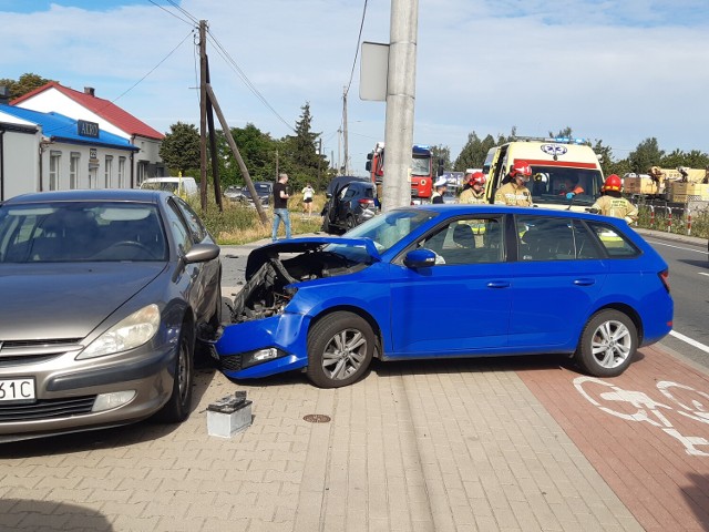 Kalisz. Zderzenie dwóch samochodów na ulicy Łódzkiej. Jedna osoba ranna